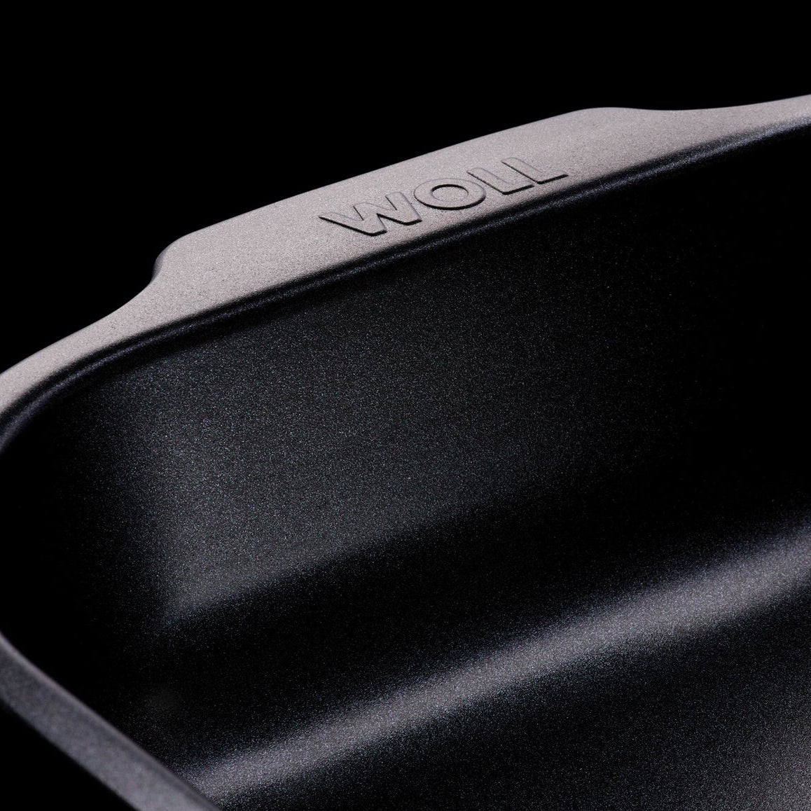 Close-up detail of Woll Roast it! PFAS-free ceramic non-stick coating, oven-safe to 260 °C