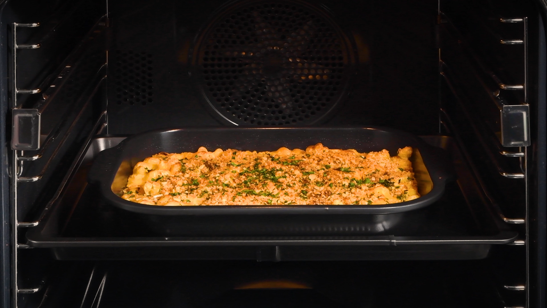Woll Roast it! roasting pan inside a hot oven, demonstrating 260 °C heat resistance