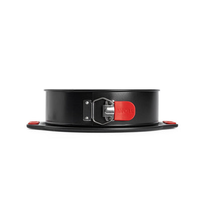 Side profile of Woll springform pan with integrated silicone grips